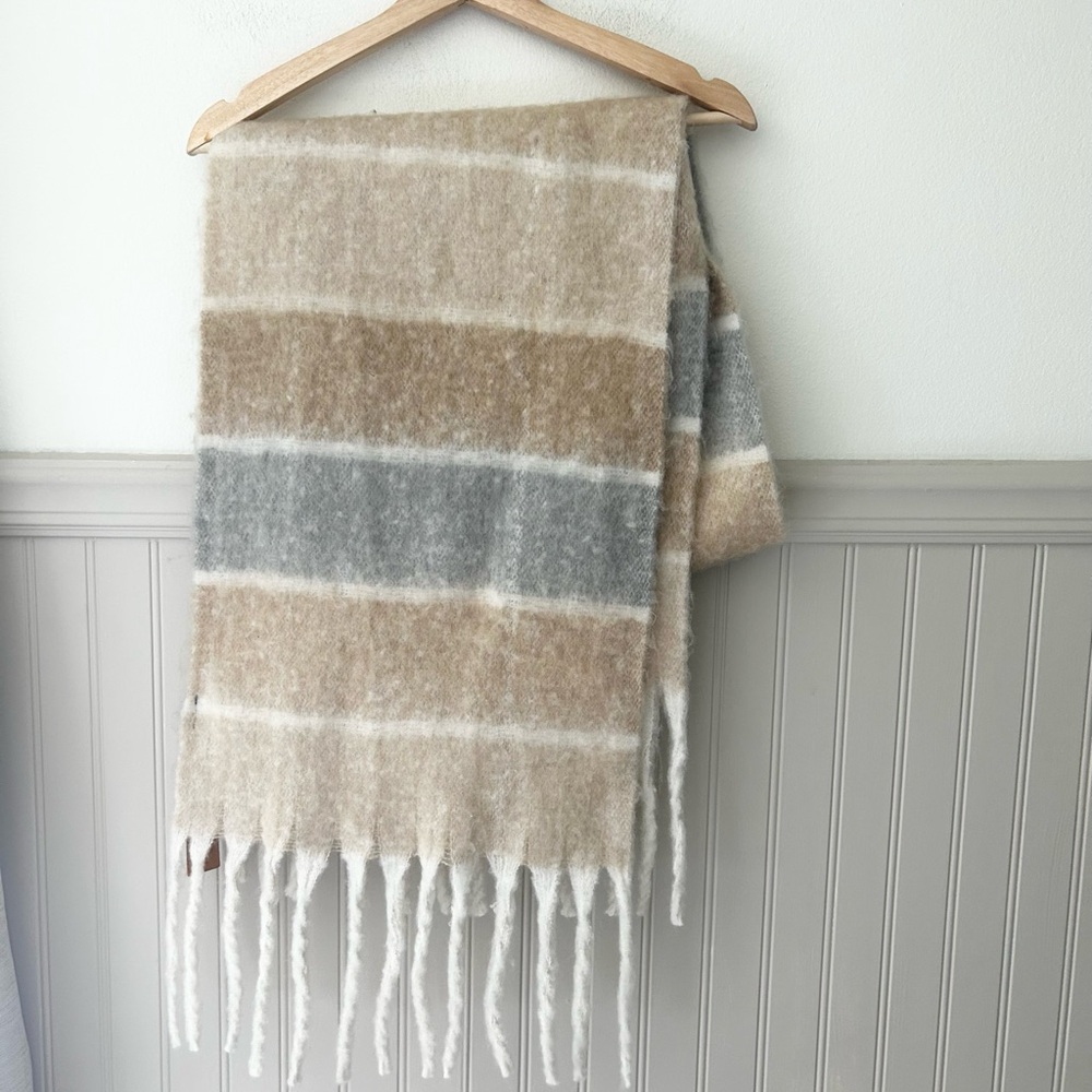 ⭐️ NEW Steve Madden Tan Cream Gray Neutral Striped Thick Cozy Scarf